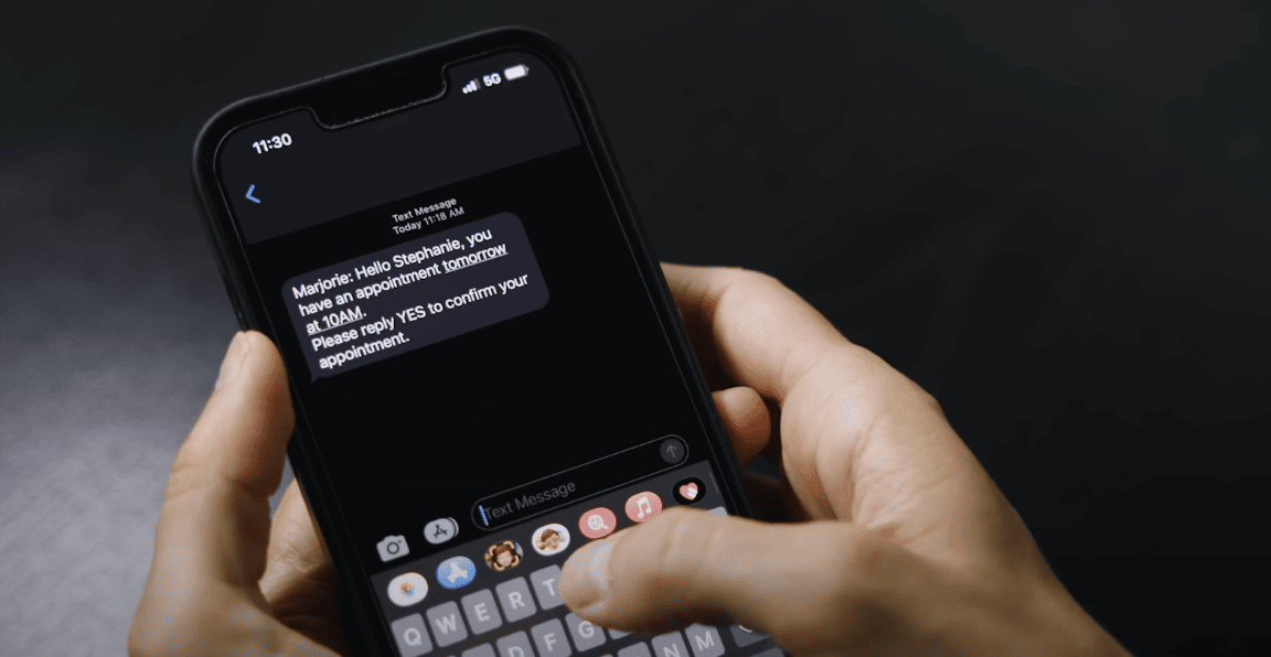 Cliente qui reçoit une confirmation de rendez-vous par message texte